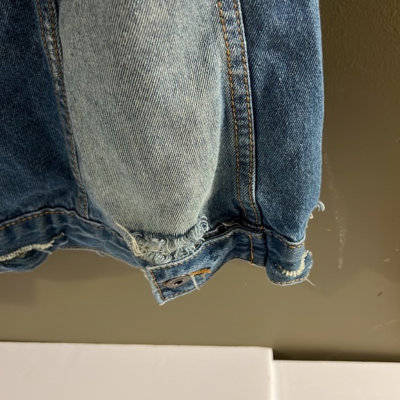 Fashion nova small oversized Jean jacket distressed - Picture 6 of 8